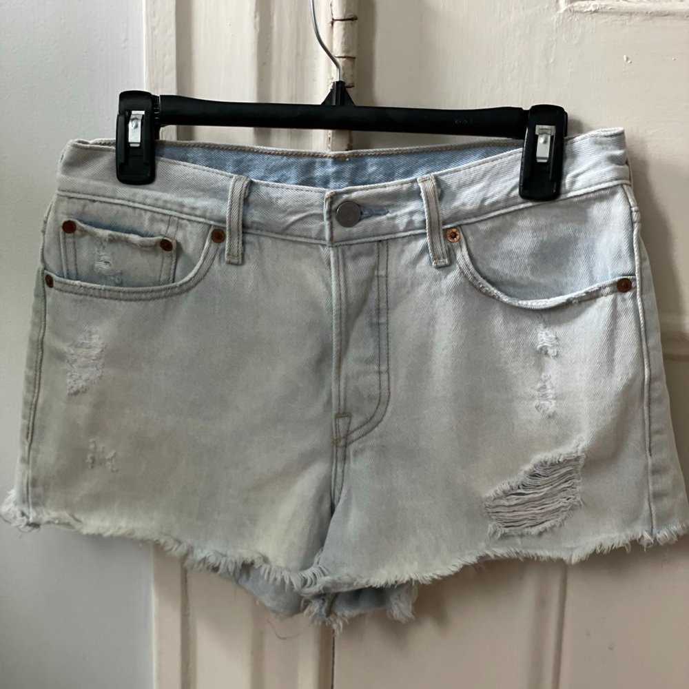 Light wash Levi's 501 cutoff's